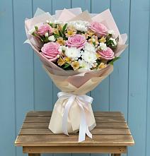 Букет цветов из:  Гвоздики, Орхидеи и Розы в Мещерино