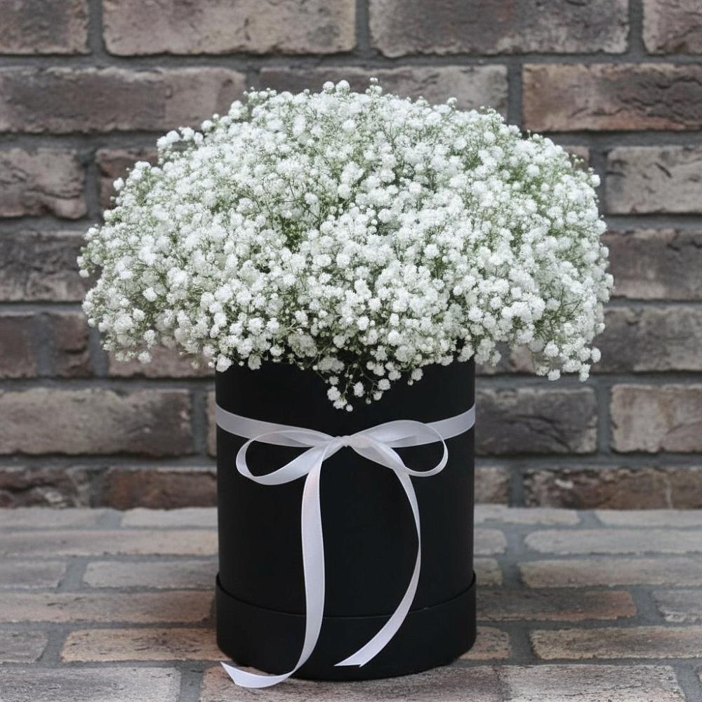 Цветочная композиция из Гипсофила в шляпной коробке в Мещерино