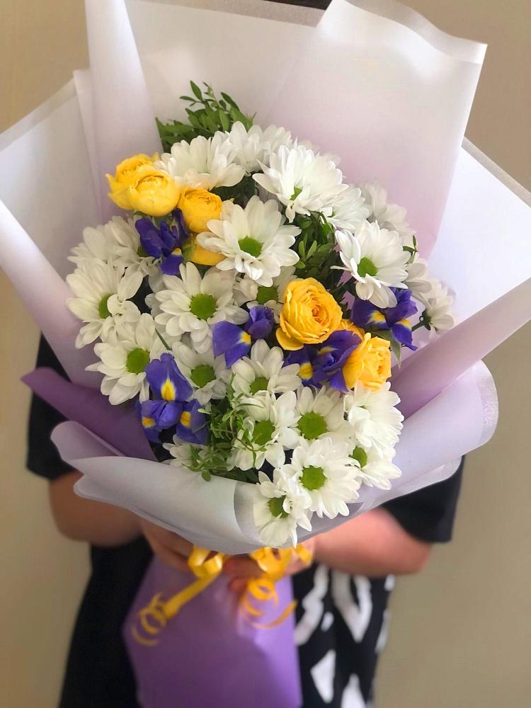 Букет цветов из: Ирисы, Хризантемы и Розы в Мещерино