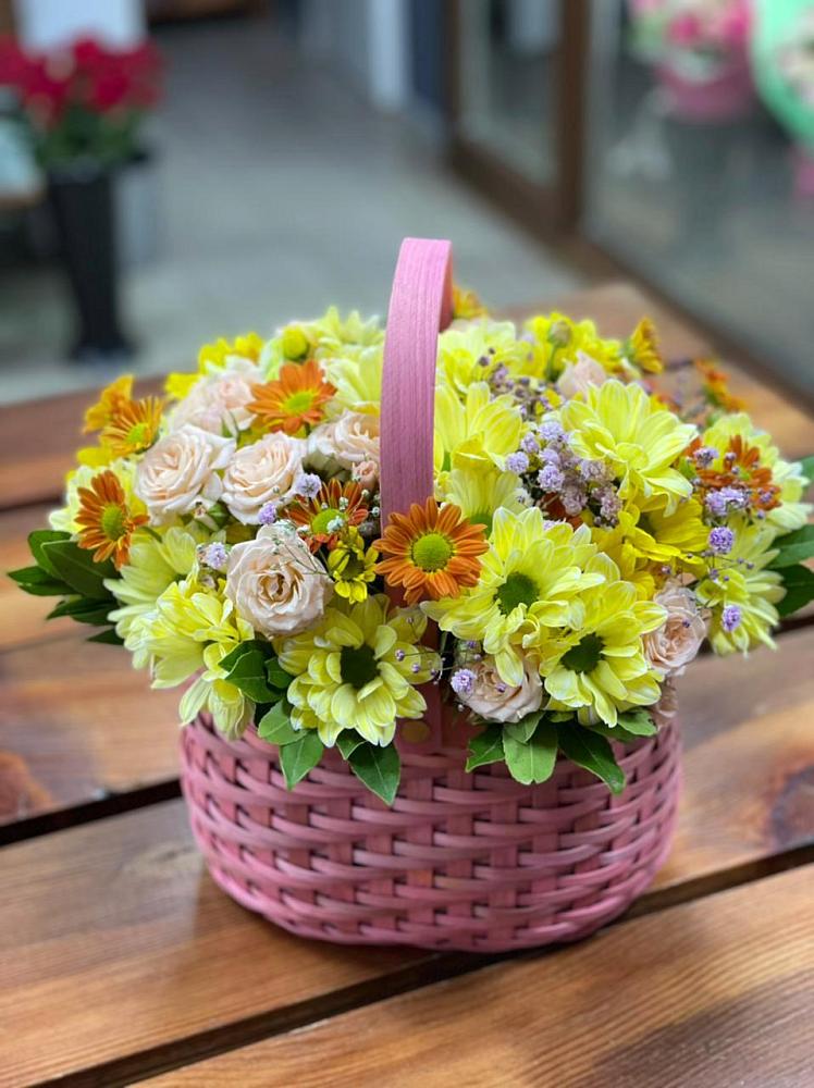 Цветочная композиция из Хризантемы и Розы в корзине в Мещерино