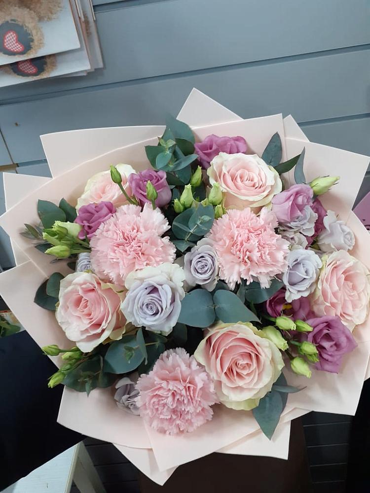 Букет цветов из: Розы, Гвоздики и Лизиантусы в Мещерино